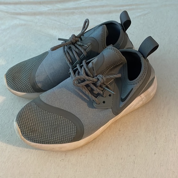 size 7.5 women’s nike running shoes - Picture 2 of 4